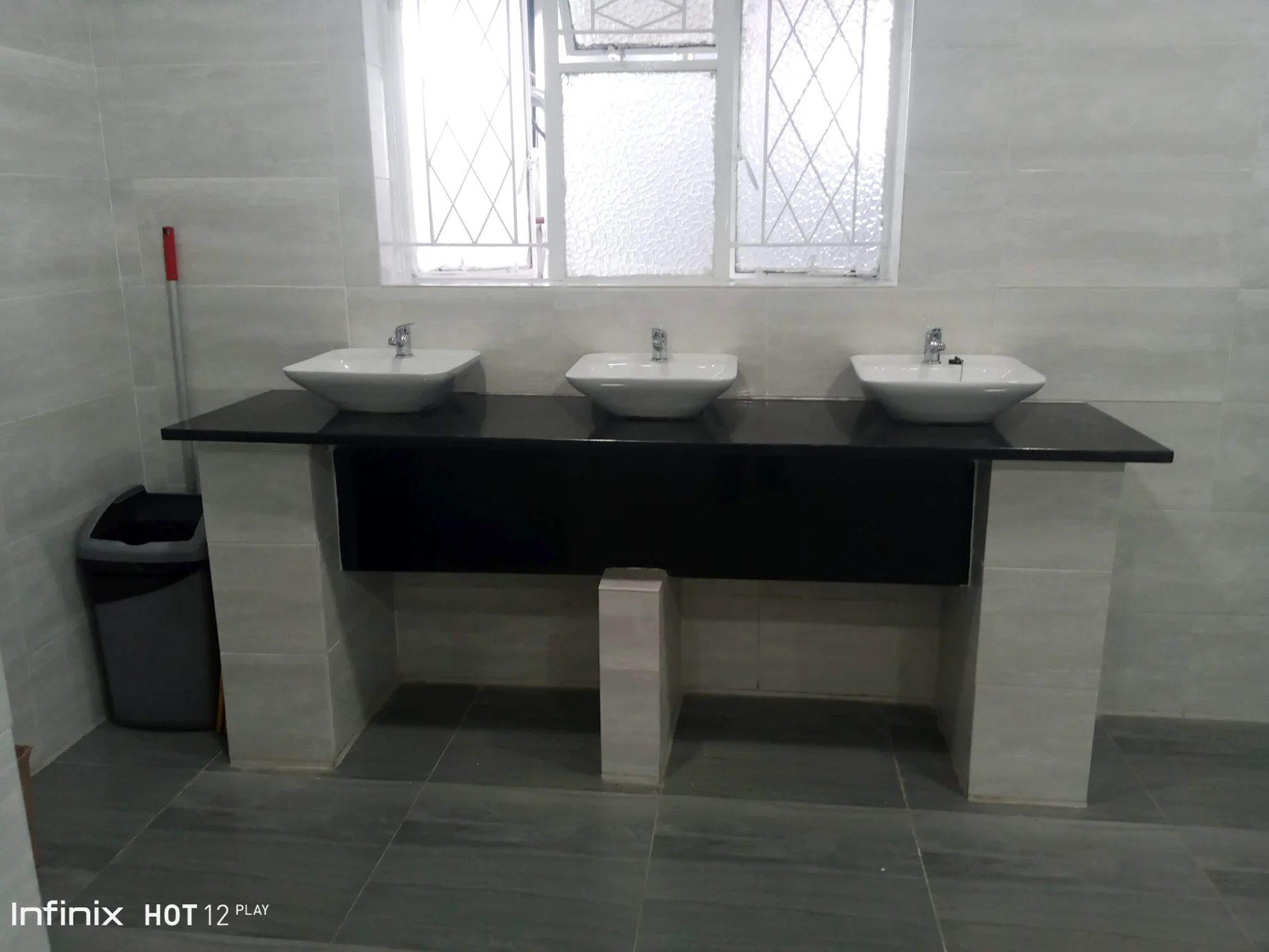 Triple washbasin counter installation